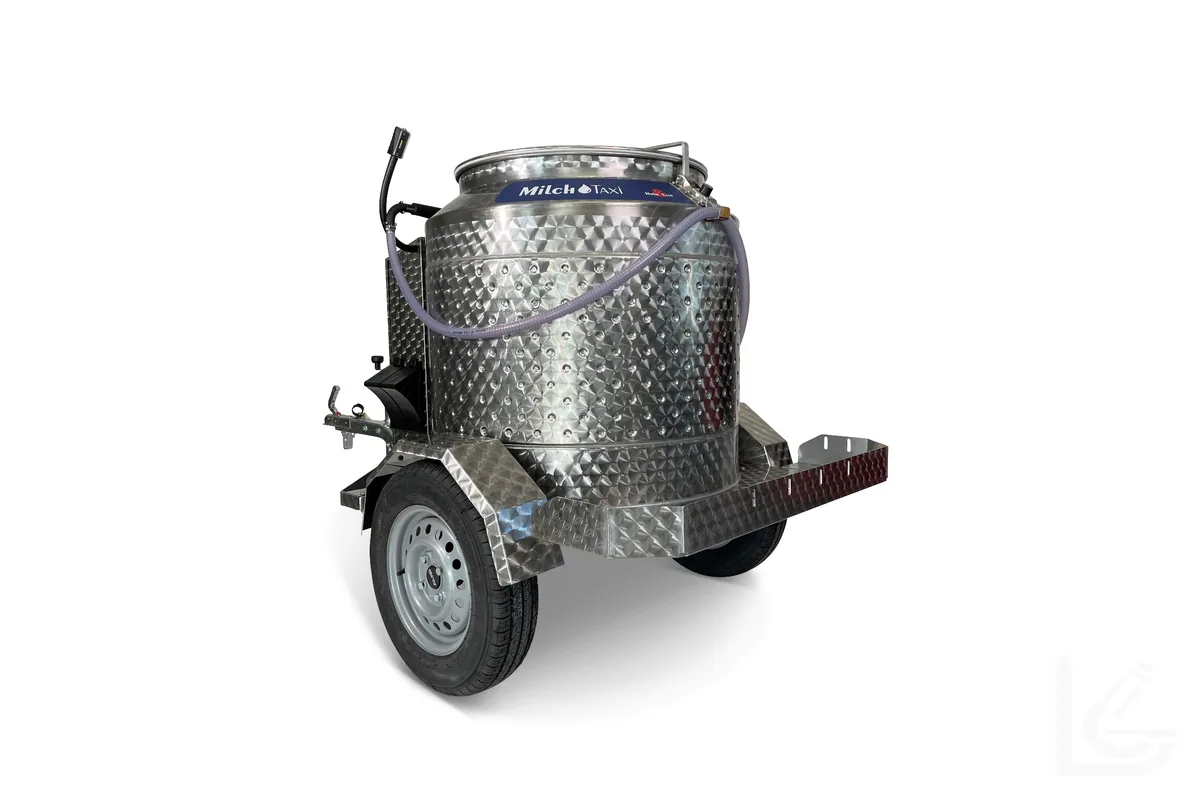 MilkTaxi 400 l Trailer — MilkTaxi mobile feeders