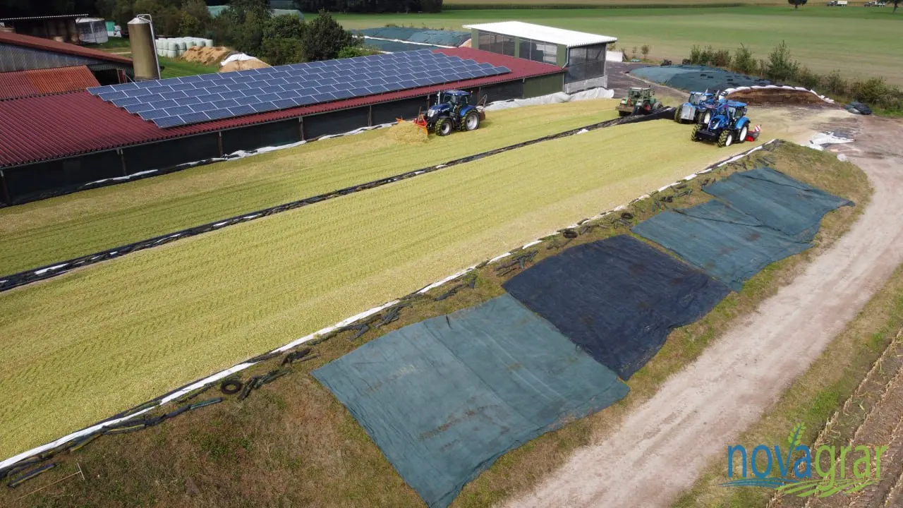 Filling and compacting a silage clamp before covering